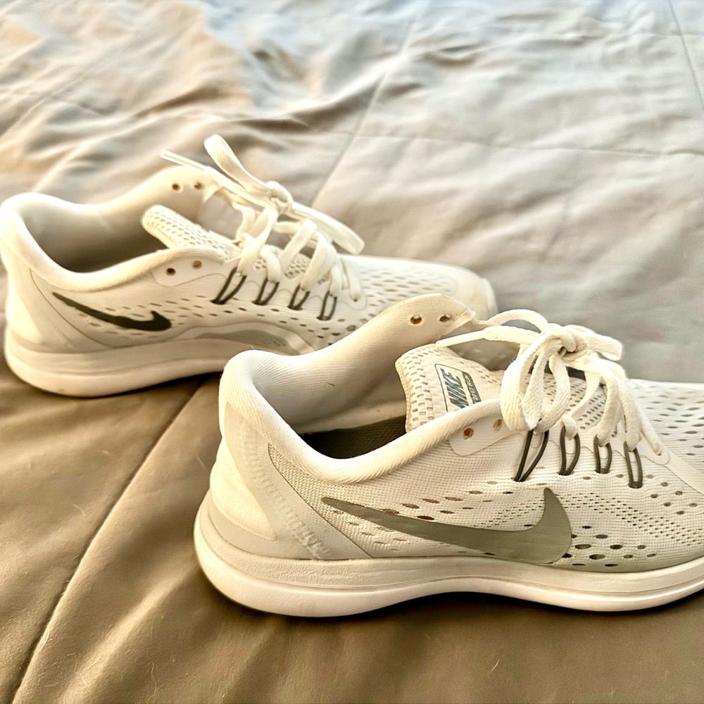 Nike Women's White and Silver Athletic Shoes